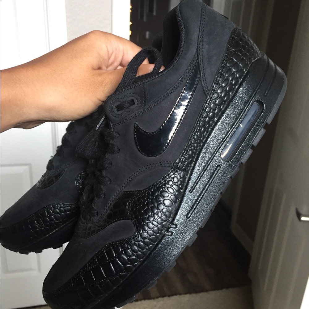 Nike Air Max - black suede and snake detail